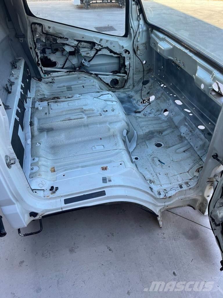 Mitsubishi S MODEL Kabiner og interiør