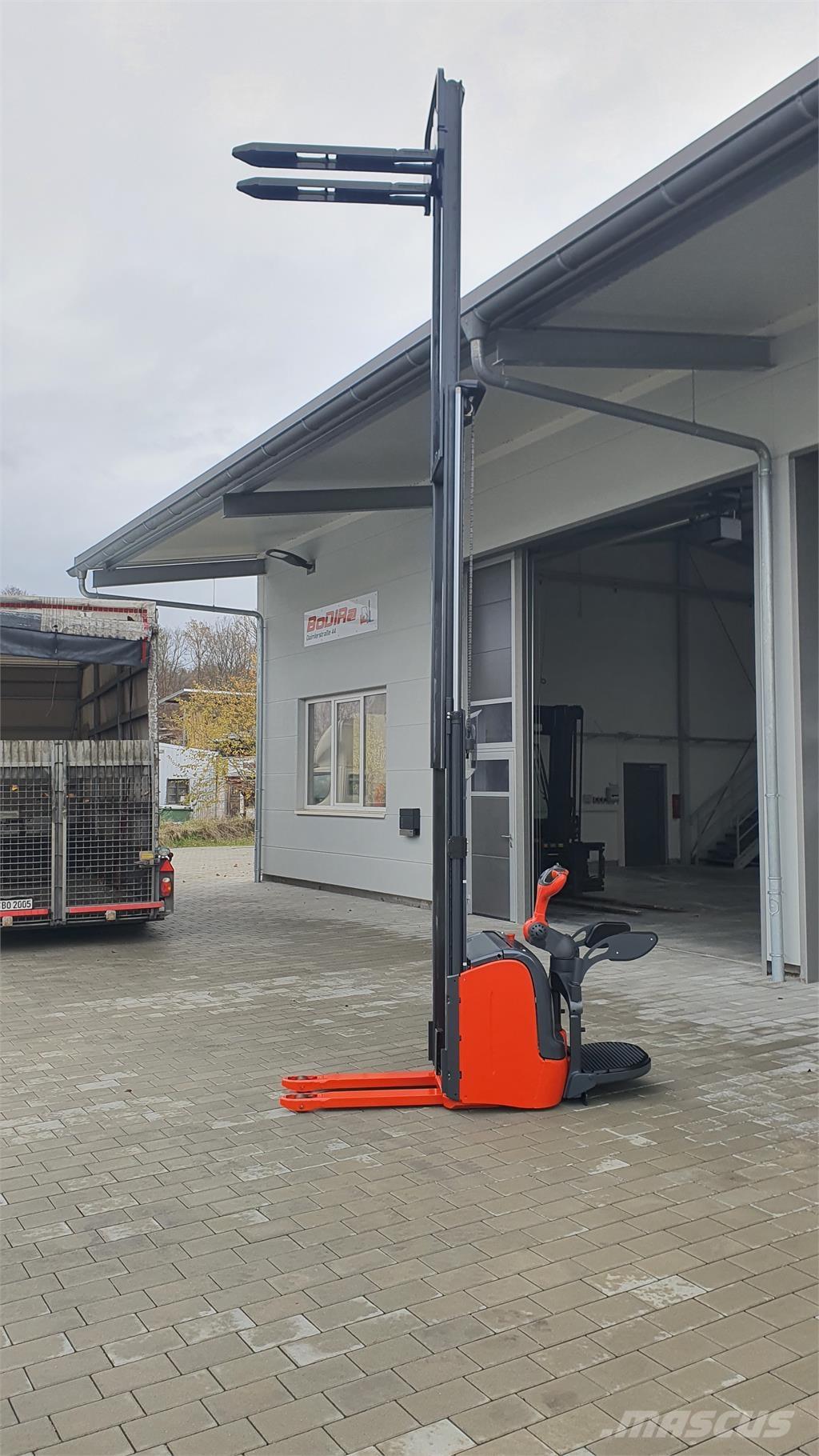 Linde L14AP Selvkørende stablere