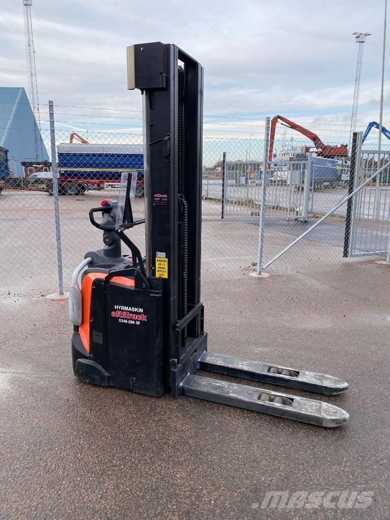 Toyota BT SPE 140 Gaffelstabler med gående fører