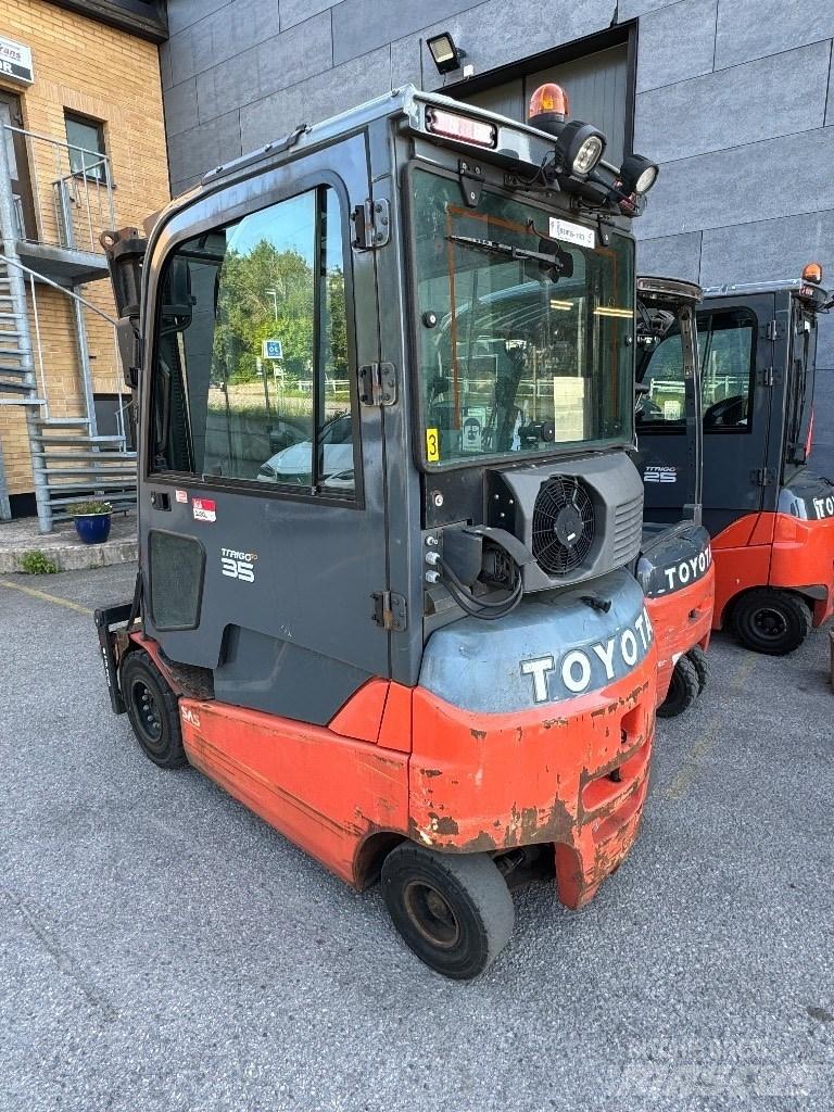 Toyota 8FBMT35 Gaffelstabler med gående fører