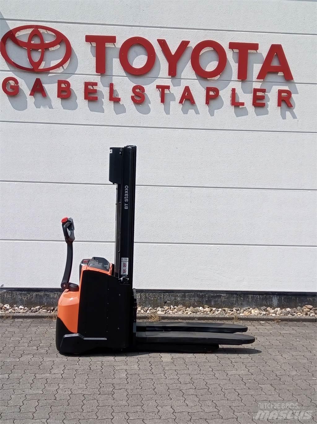 Toyota SWE120L Gaffelstabler med gående fører