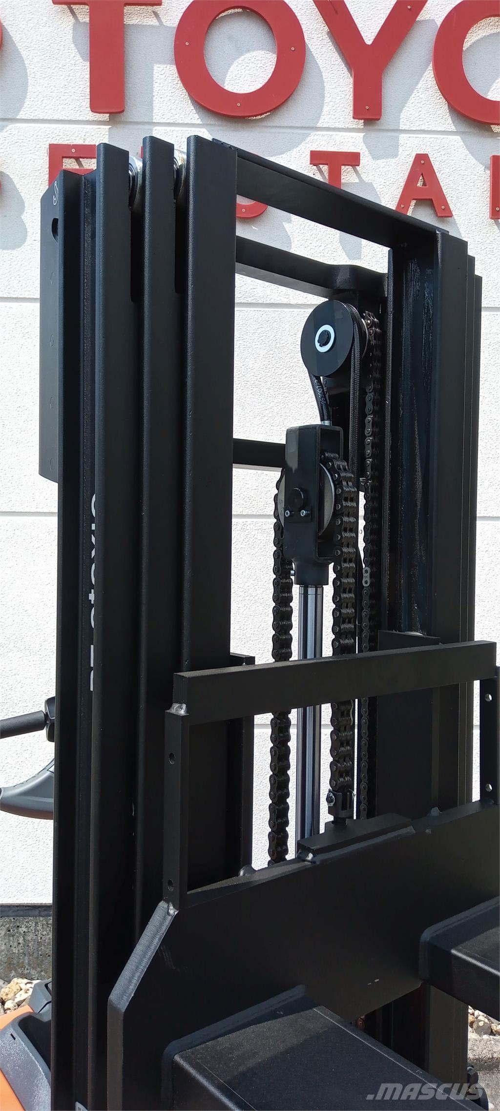 Toyota SWE120L Selvkørende stablere