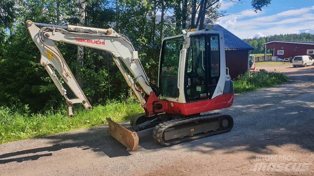 Takeuchi TB235 Minigravemaskiner