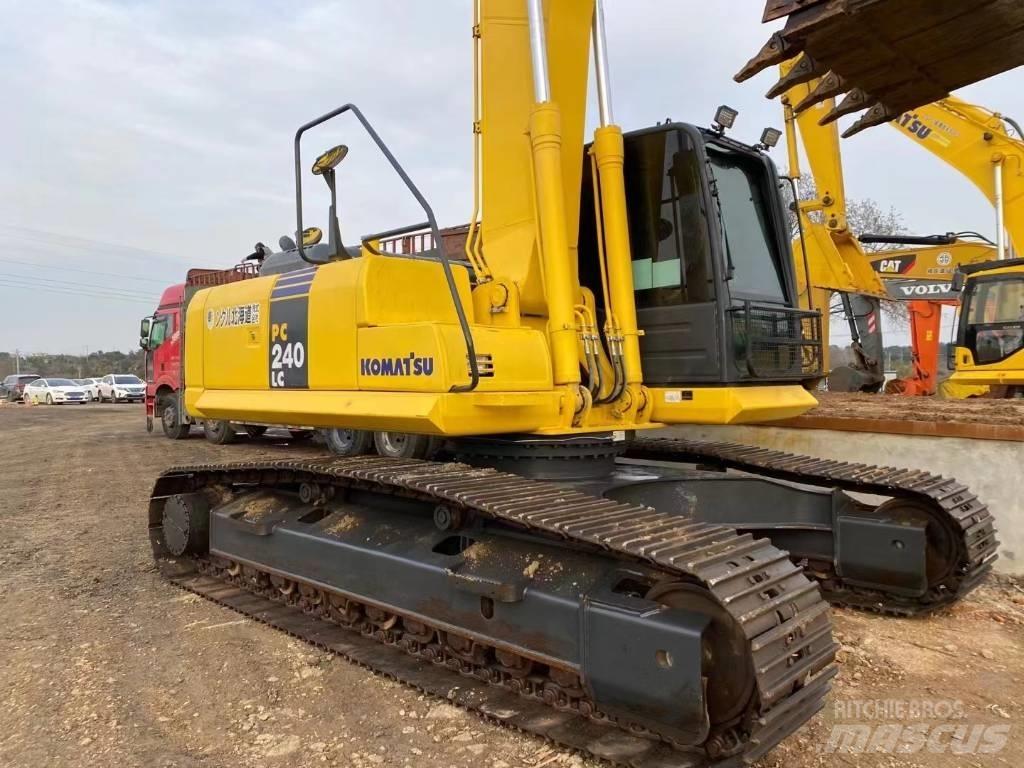 Komatsu 240LC-8 Gravemaskiner på larvebånd