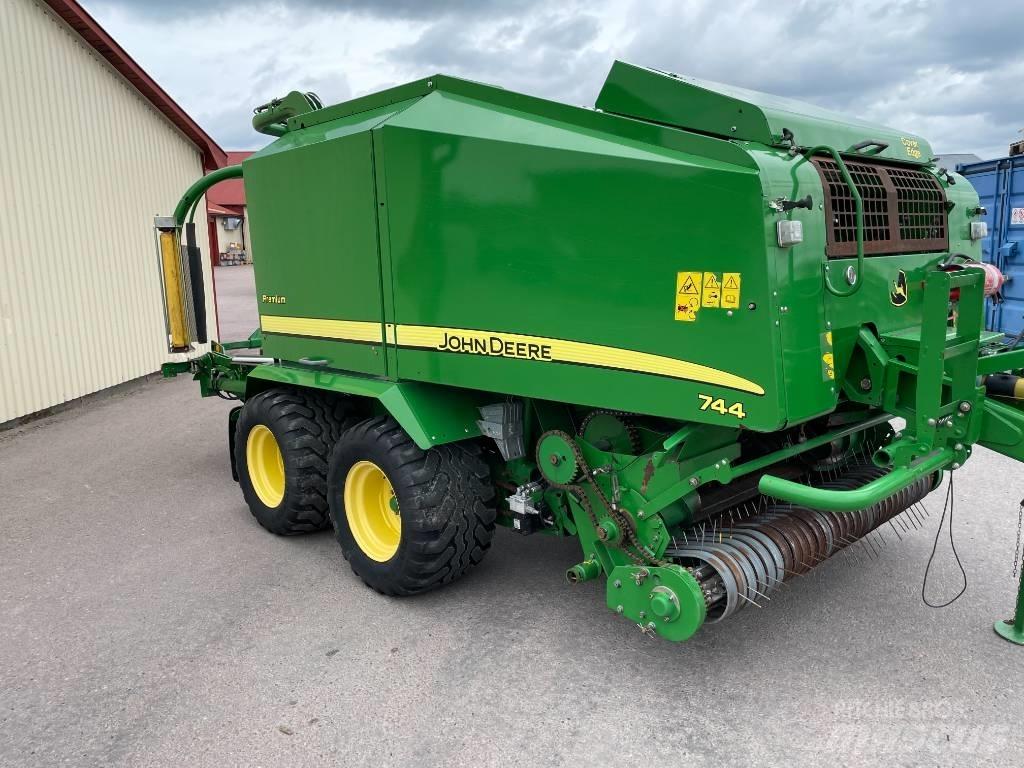 John Deere 744 H Rundballe-pressere