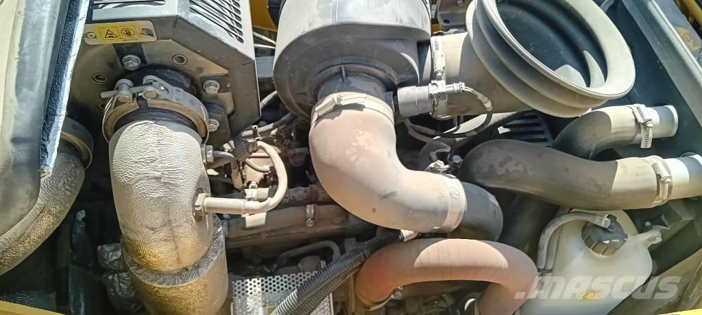 Komatsu WB 93 S-8 Rendegravere