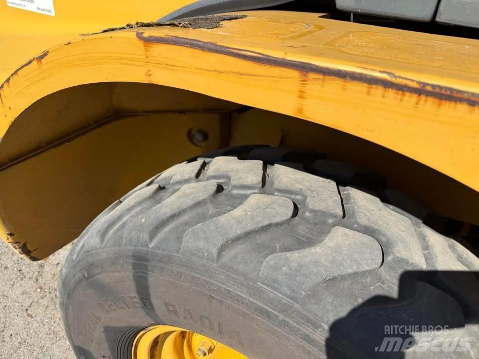 John Deere 244 J Læssemaskiner på hjul