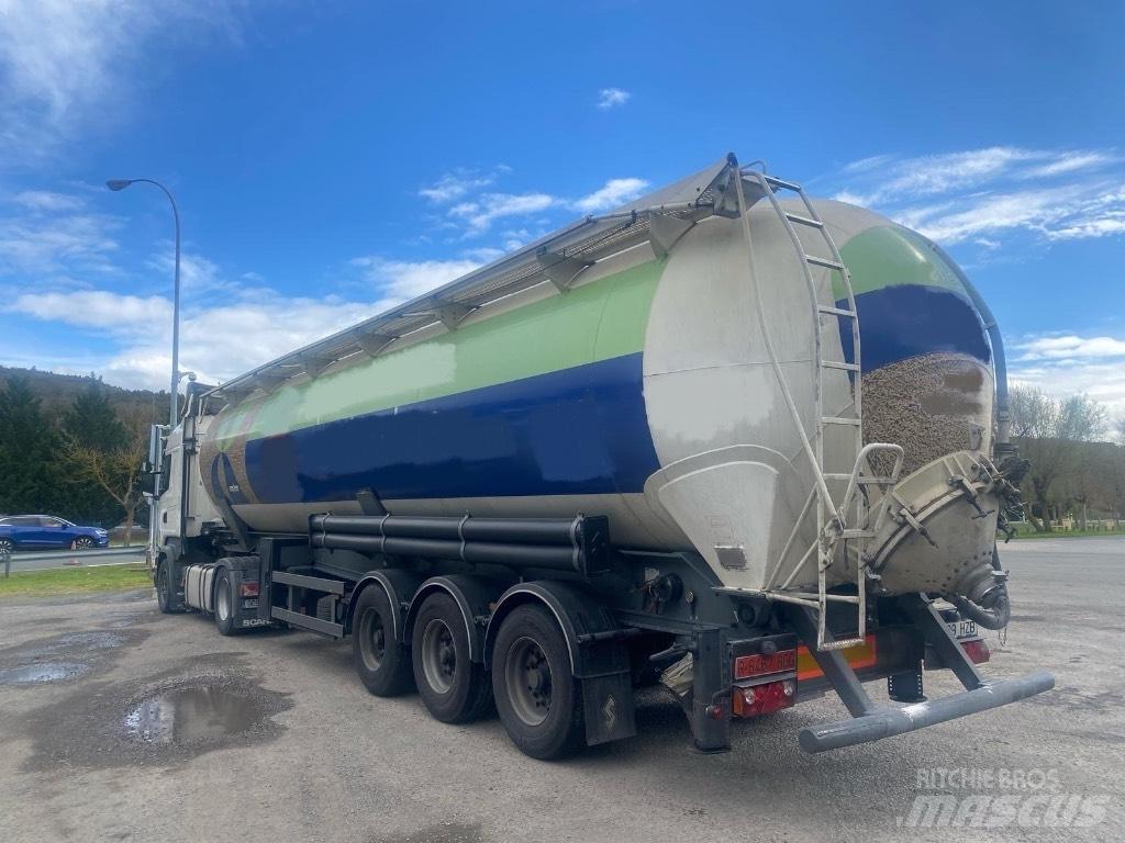 Spitzer SK2460CAL Semi-trailer med Tank