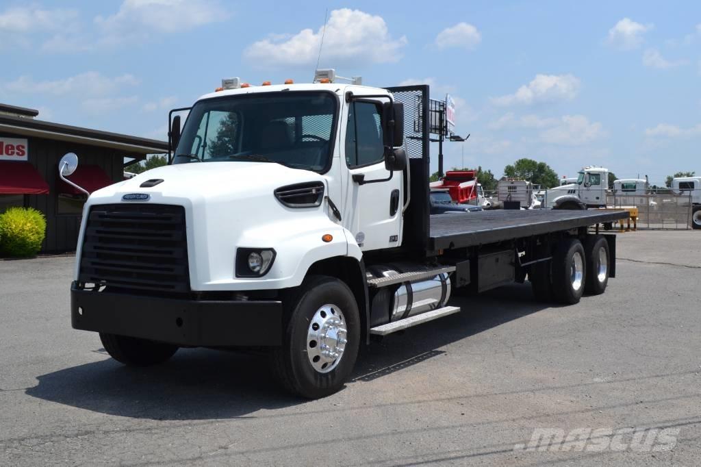 Freightliner 114SD Lastbil med lad/Flatbed