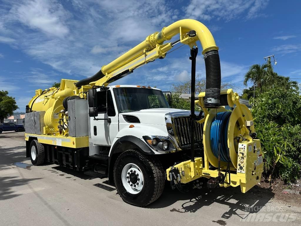 International 7400 Slamsuger