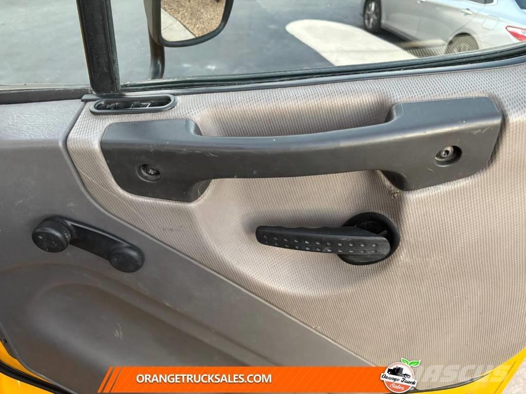 Freightliner M2 Lastbil med lad/Flatbed