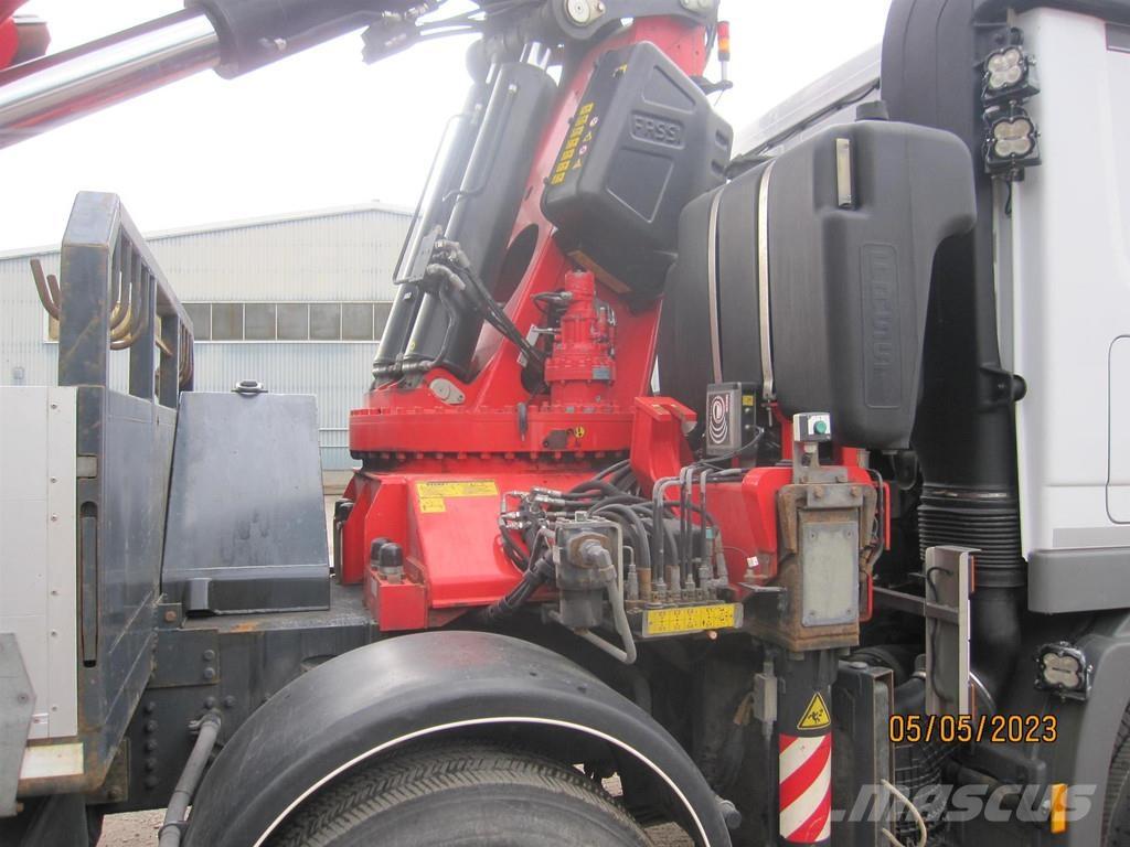 Sisu Polar Lastbil med kran