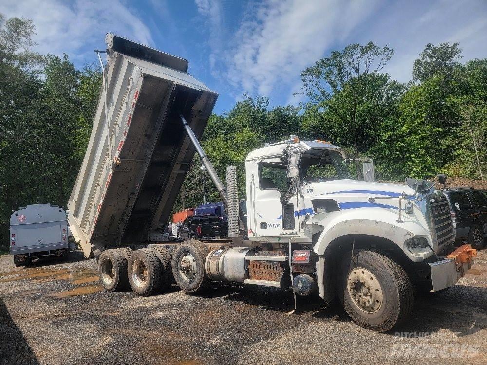 Mack 713GU Lastbiler med tip