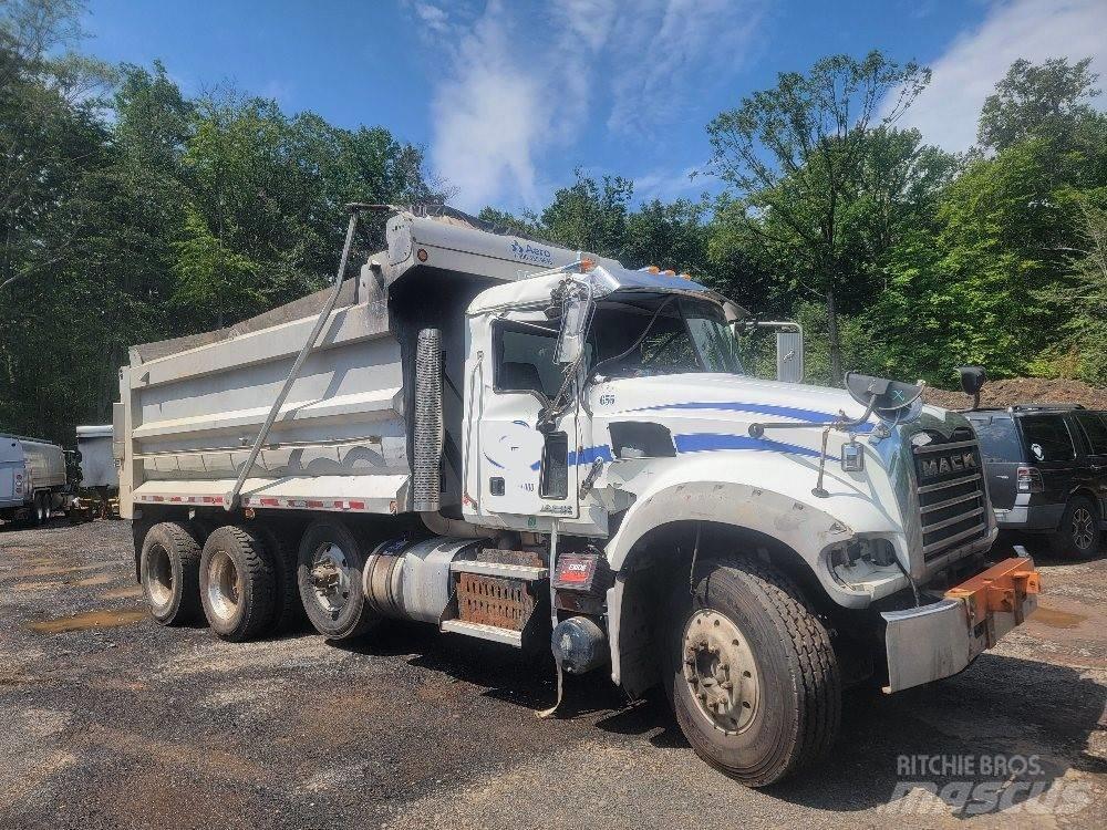 Mack 713GU Lastbiler med tip
