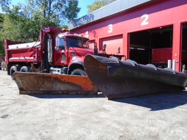 Mack CV 713 Sneskovle og -plove