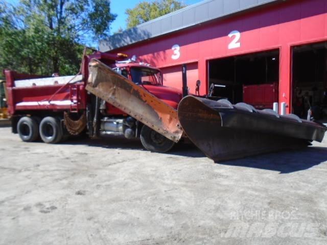Mack CV 713 Sneskovle og -plove