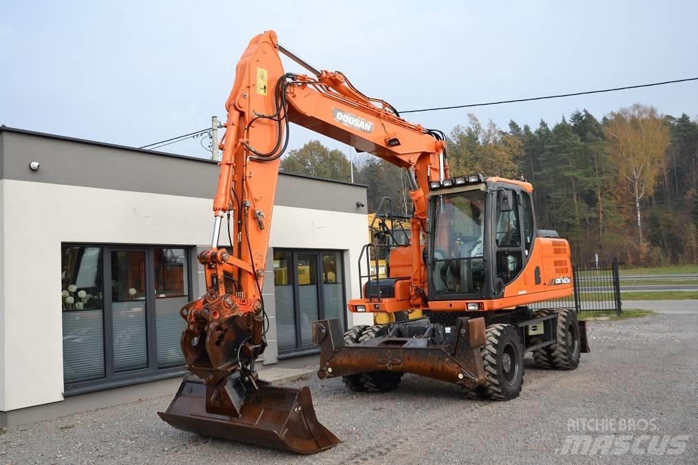 Doosan DX 140 W Gravemaskiner på hjul