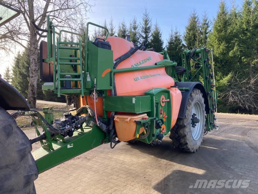 Amazone UX 4200 24 m Trailersprøjter