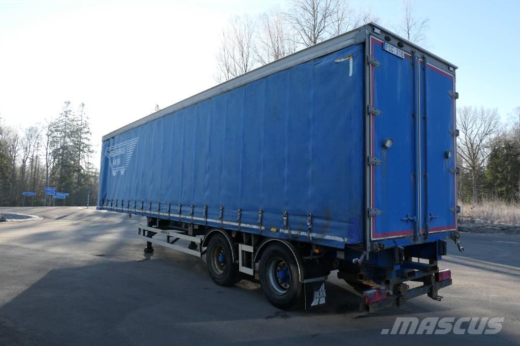 Montracon C2a Semi-trailer med Gardinsider