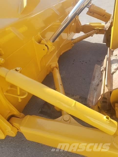 Komatsu D65EX-15 Bulldozer på larvebånd