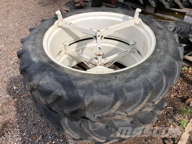 Pirelli 13.6 R38 Hjul, Dæk og Fælge