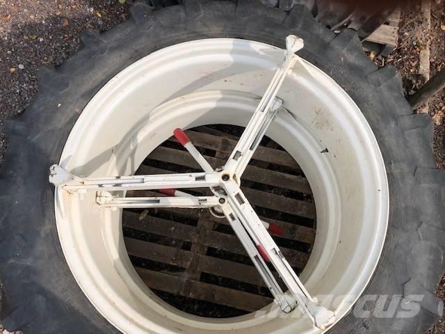 Pirelli 13.6 R38 Hjul, Dæk og Fælge