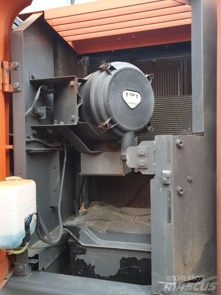 Hitachi ZX225USLC-3 Gravemaskiner på larvebånd