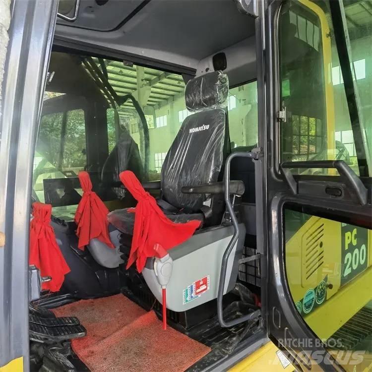 Komatsu PC200-8 Gravemaskiner på larvebånd