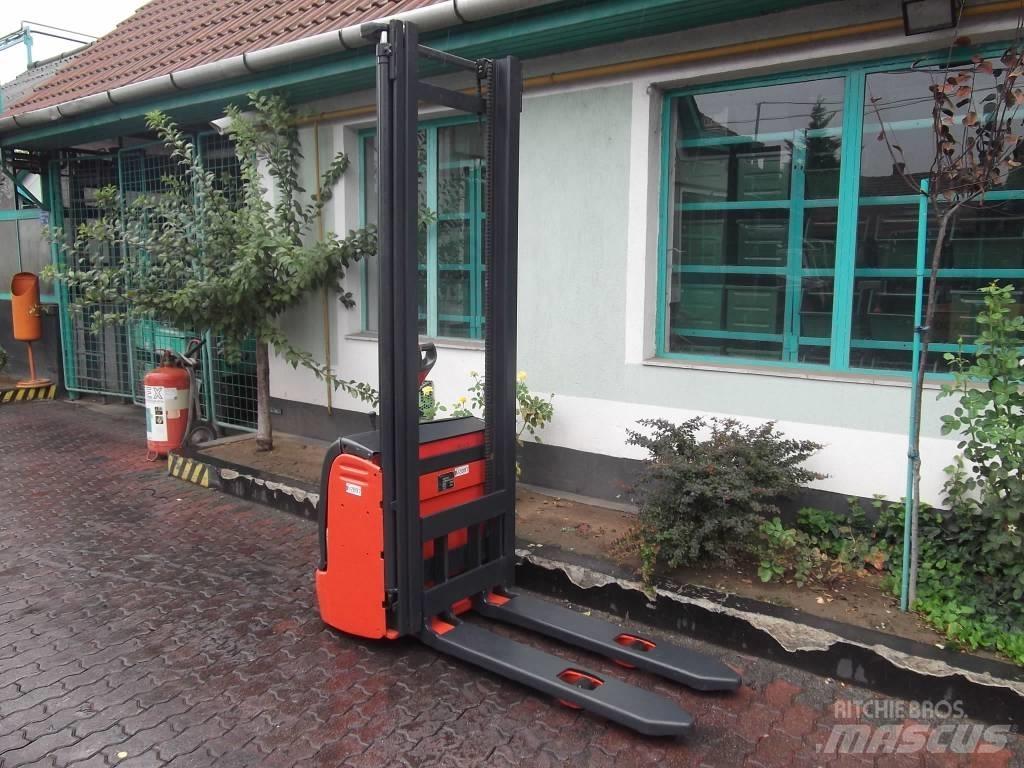 Linde L12 /379/ V-2097 Selvkørende stablere