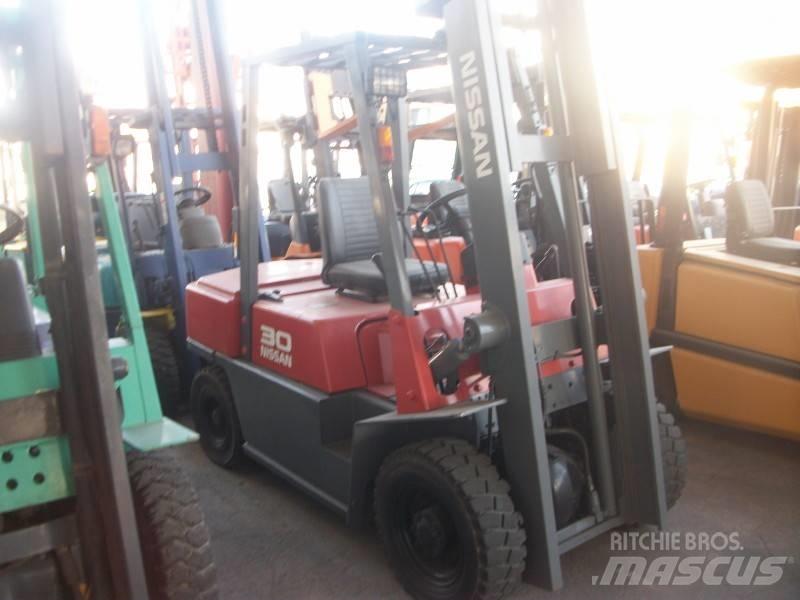 Nissan UGJ02M30 LPG gaffeltrucks