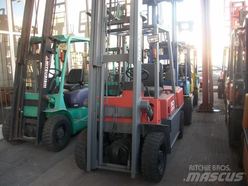 Nissan UGJ02M30 LPG gaffeltrucks