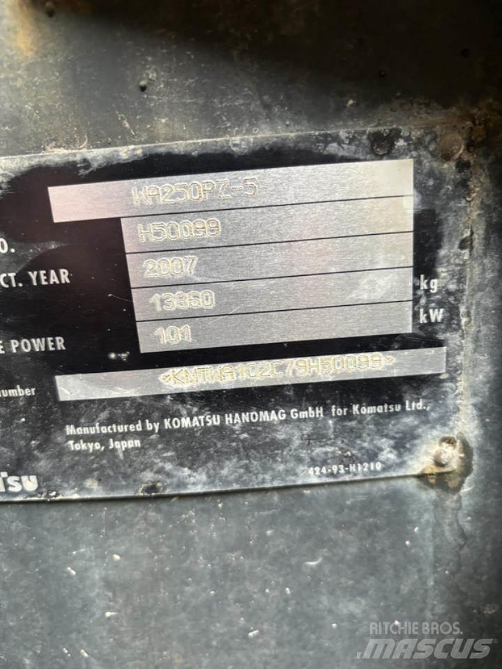Komatsu WA250PZ-5 Læssemaskiner på hjul