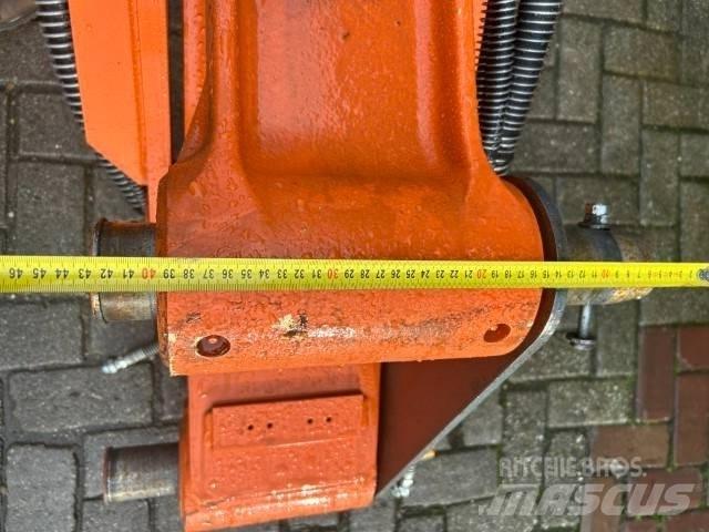 Hitachi ZX 135 Gravemaskiner på larvebånd