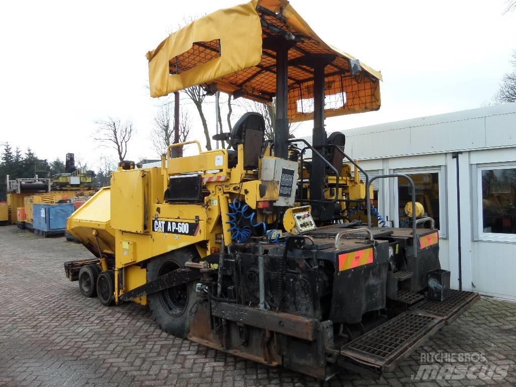 CAT AP 600 Asfaltudlæggere
