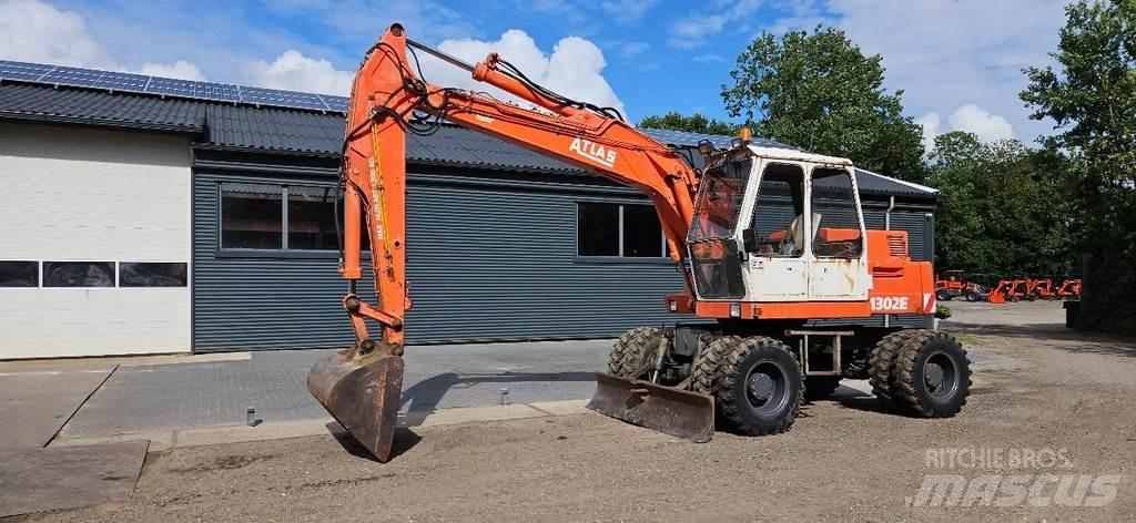 Atlas 1302 E Gravemaskiner på hjul