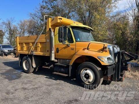 International 7400 Lastbiler med tip