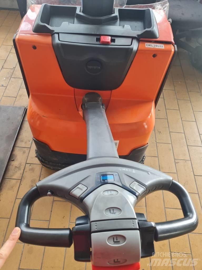 Toyota SWE080L Gaffelstabler med gående fører