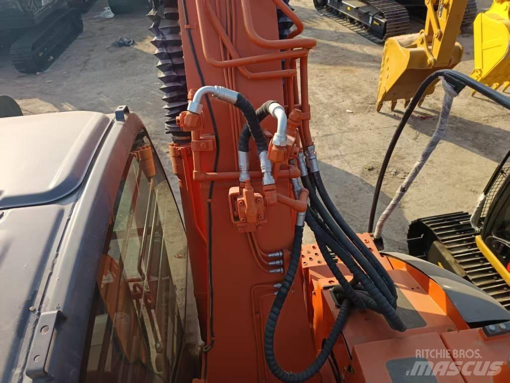 Hitachi ZX135 Gravemaskiner på larvebånd
