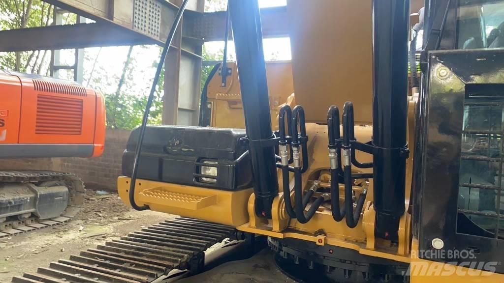 CAT 320D2L Gravemaskiner på larvebånd