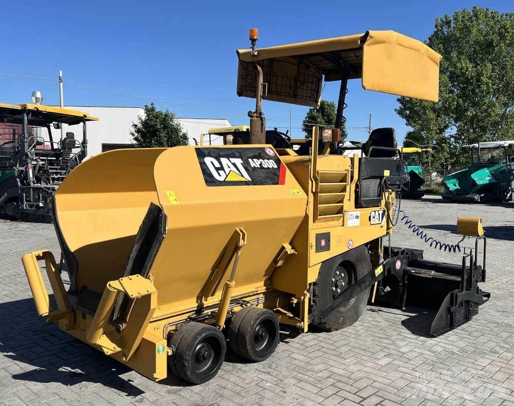 CAT AP 300 Asfaltudlæggere