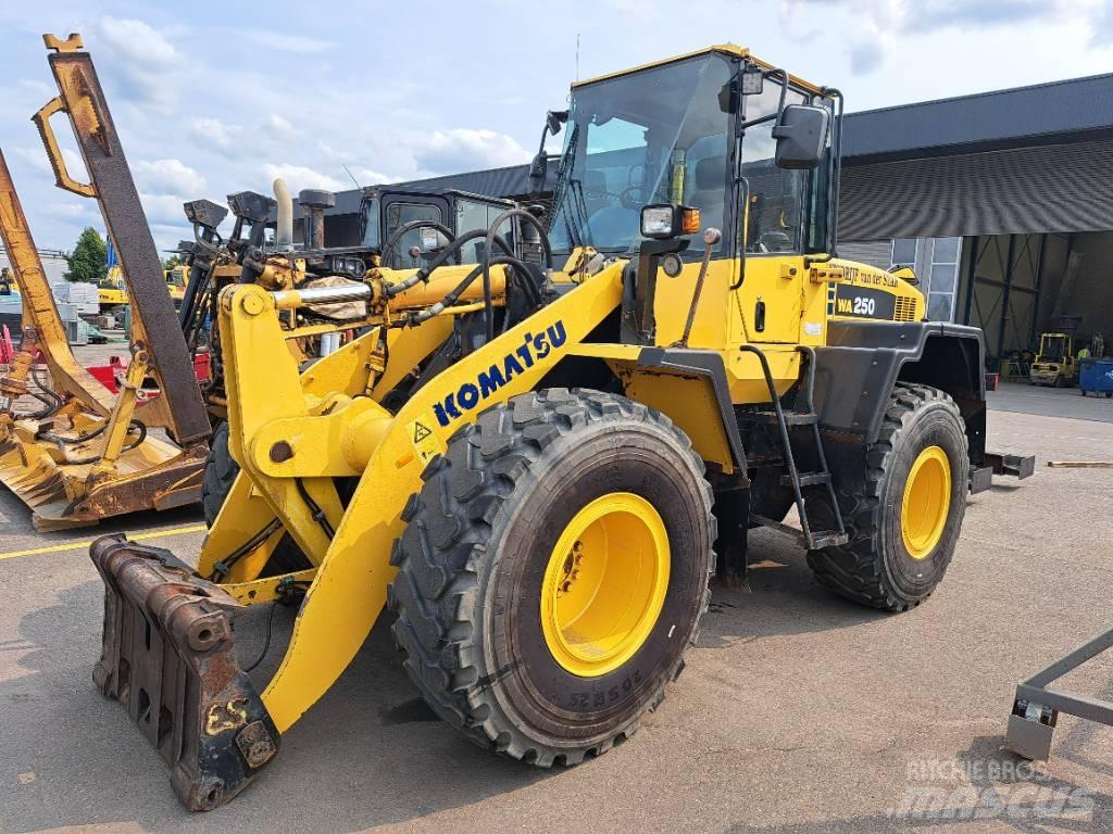 Komatsu WA 250-5H Læssemaskiner på hjul