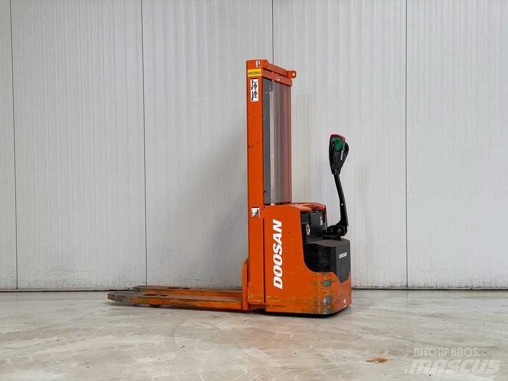 Doosan LEDS12.5C Gaffelstabler med gående fører