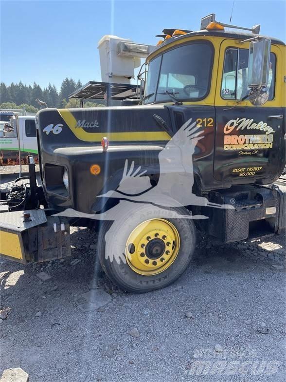 Mack DM688S Trækkere