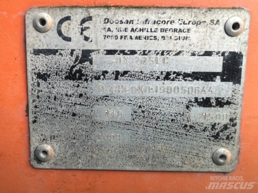 Doosan DX 225 LC Gravemaskiner med lang gravebom