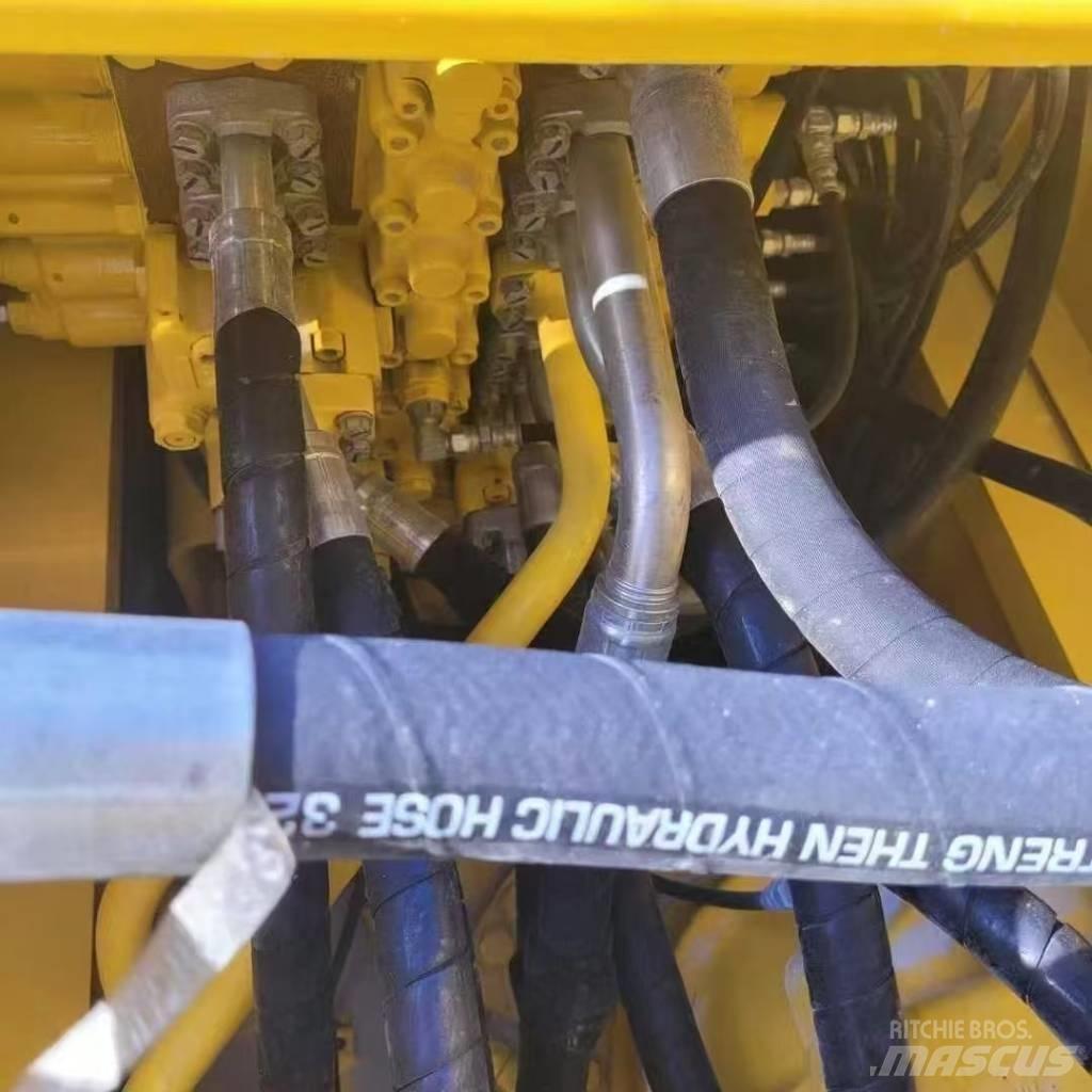 Komatsu 240LC-8 Gravemaskiner på larvebånd