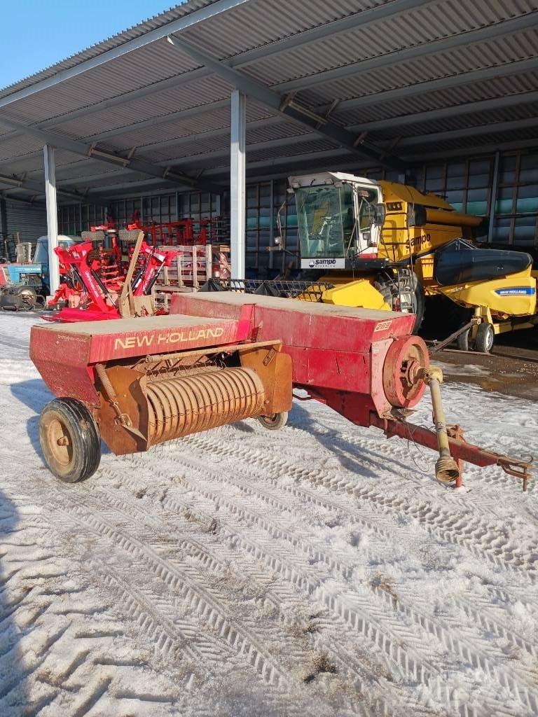 New Holland 265 Pressere til firkantede baller