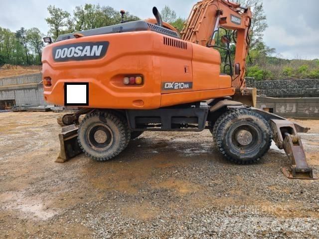 Doosan DX 210 W Gravemaskiner på hjul