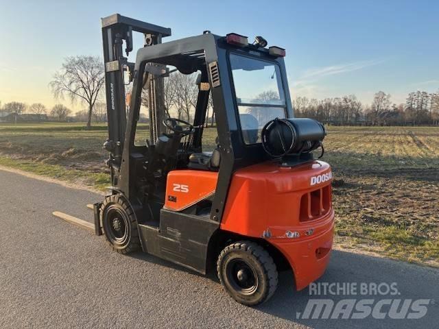 Doosan G 25 G LPG gaffeltrucks