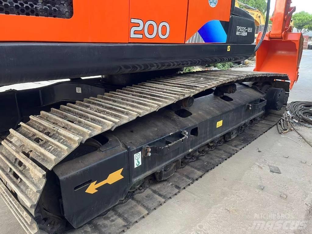 Hitachi ZX 200 Gravemaskiner på larvebånd