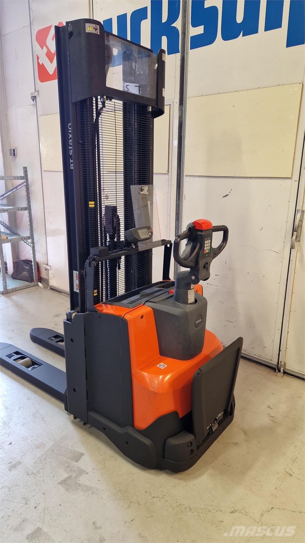 Toyota SWE140L Selvkørende stablere